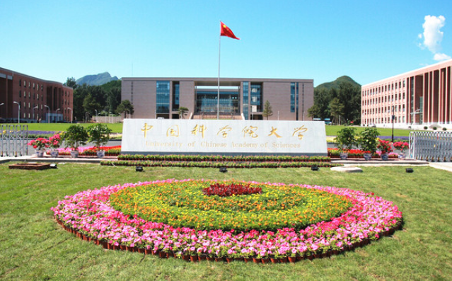 振兴乡村基础教育是一项系统工程，需要国家政策支持和地方政府的管理和保障。