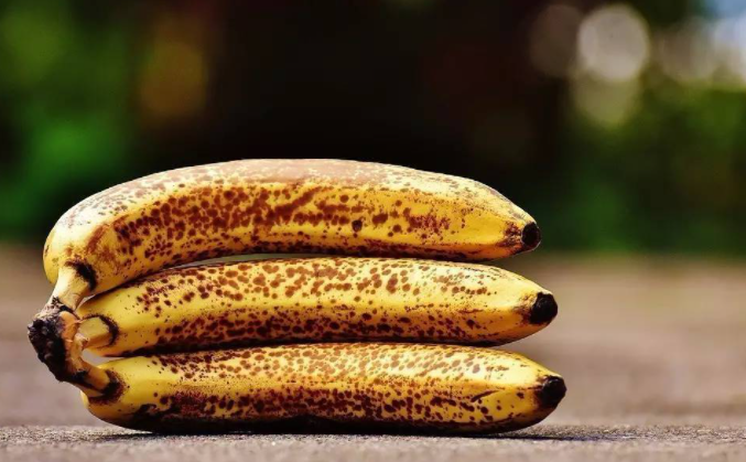 香蕉为什么放一夜就会长斑？长了斑的香蕉更防癌吗？