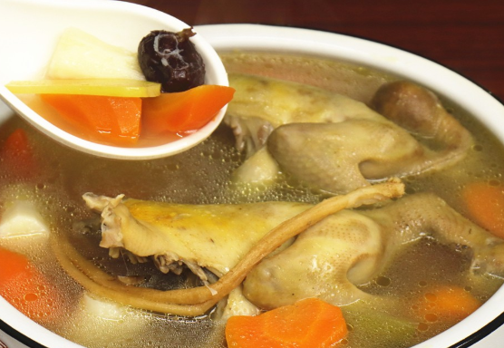 炖鸽子汤需要焯水吗？日常进补的绝佳食材，教你正确做法，肉嫩汤鲜营养高