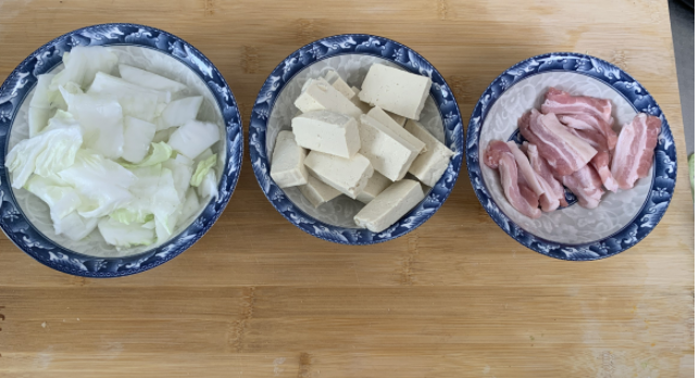 白菜炖粉条，先放粉条还是白菜？白菜炖粉条的正确做法，掌握技巧，味道鲜美又入味