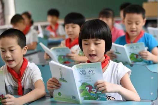 基础教育改革创新始终坚持社会主义办学方向，始终紧扣立德树人方针！