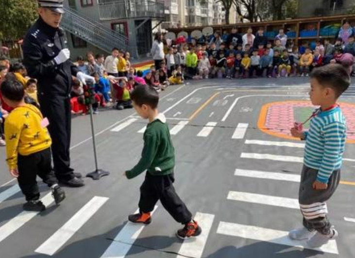 幼儿园开展交通安全体验课:道路千万条,安全第一条,交通安全知识,要从小抓起