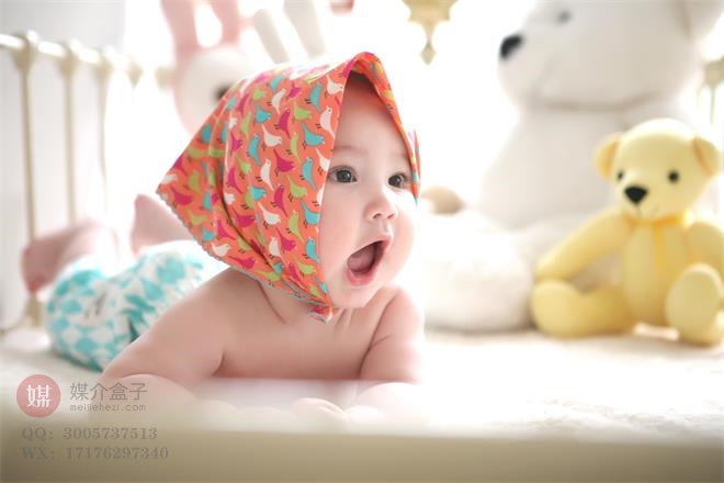 Canva - 蹒跚学步在床上穿头巾 Toddler Wearing Head Scarf in Bed (1).jpg
