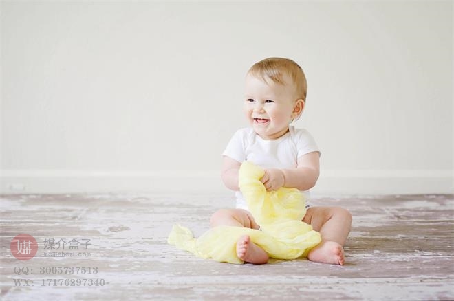 Canva - 蹒跚学步坐在微笑 Toddler Sitting While Smiling.jpg