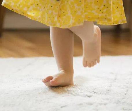 宝宝夏天可以光脚吗?宝宝光脚的好处有哪些? 宝宝夏天可以光脚吗?宝宝光脚的好处有哪些?