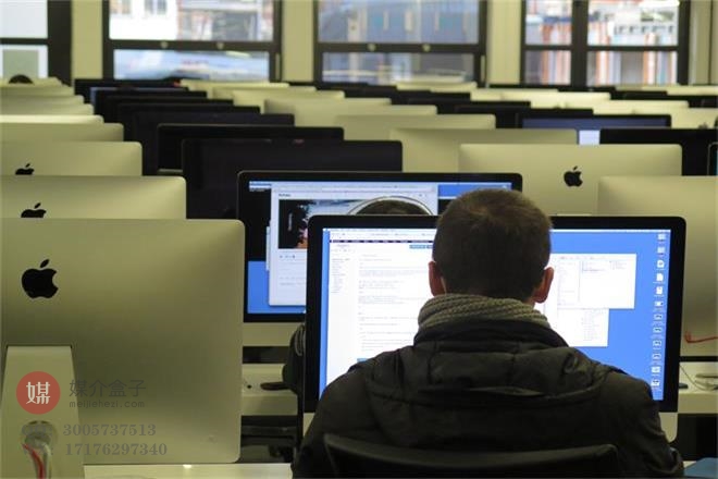 Canva - 在办公室里工作的人的后视图 Rear View of Man Working in Office.jpg