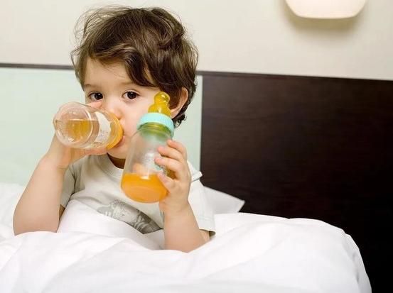 宝宝多大可以开始喝水?如何判断宝宝是否需要喝水?
