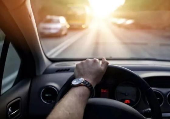 跟车应该学会两秒原则 使用这种技巧能有效避免追尾