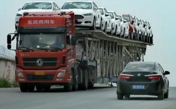 开车路上遇见大货车应该怎么办 五个知识点要记牢