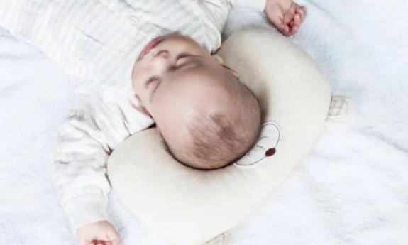 定型枕能让宝宝睡出圆头吗？3个月宝宝睡觉的枕头该怎么选？