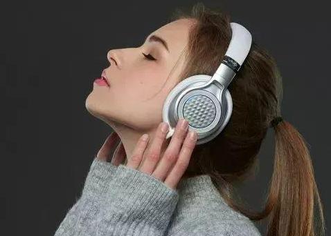 长时间戴耳机会导致失聪吗?2021我们如何保护听力?