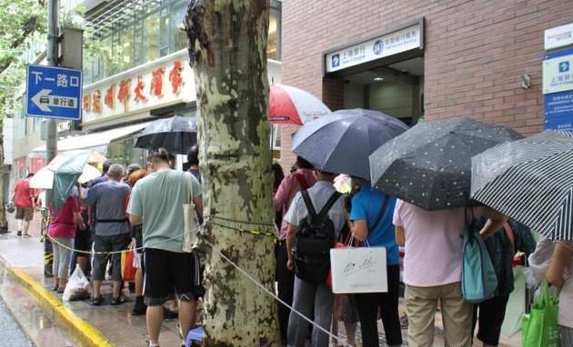 临近中秋！上海人台风天排长队买月饼！