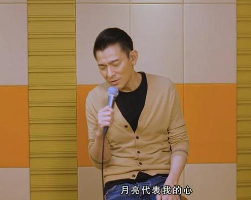 今天刘德华喜迎60岁大寿，提前在网络上与粉丝唱歌聊天庆生