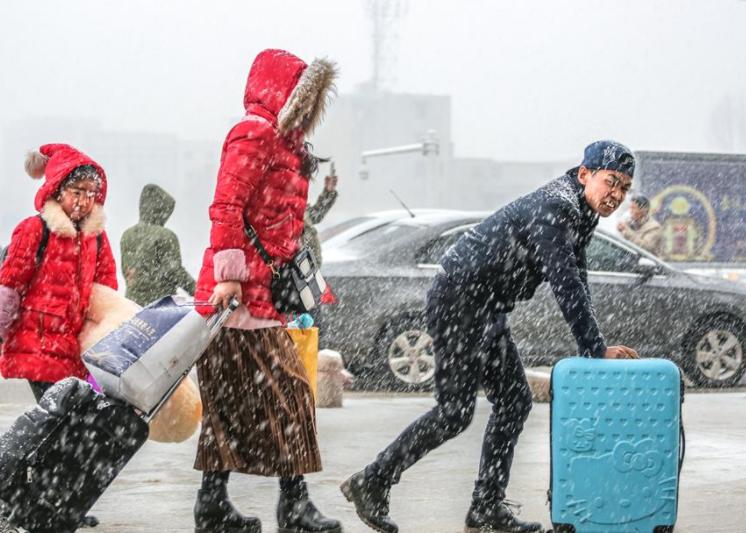 北方多地下雪居民提前穿棉衣(大雪防寒穿搭注意头脚保暖) 北方多地下雪居民提前穿棉衣(大雪防寒穿搭注意头脚保暖)