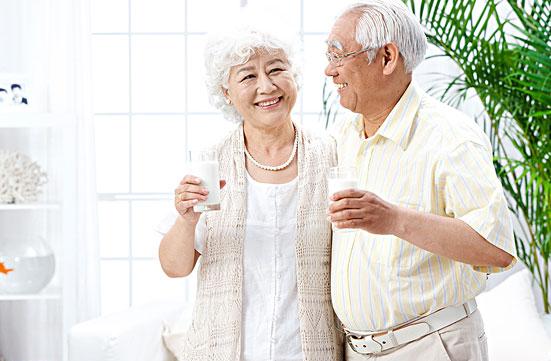 老年人天天吃钙片是好是坏？春季缺钙的老年人可以这样补钙