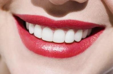 日常护理牙齿美白的方法有哪些呢？如何在饮食方面注意牙齿保护呢？