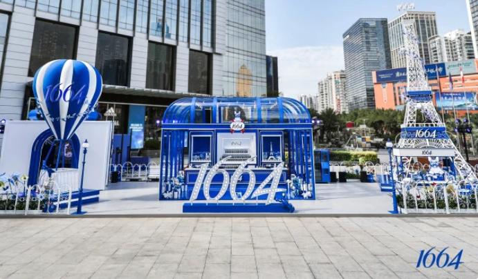 迪丽热巴点亮1664冬日花园，节日季玩味礼享艺境