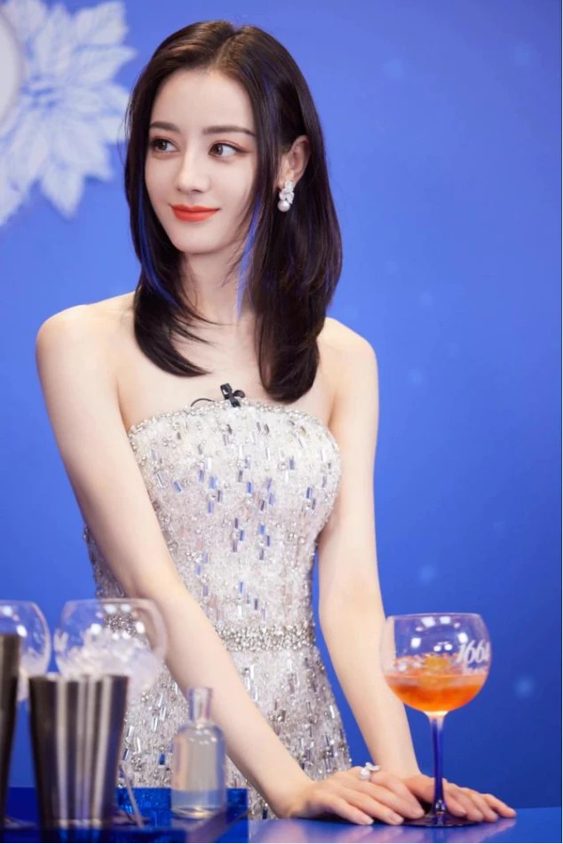 迪丽热巴点亮1664冬日花园，节日季玩味礼享艺境