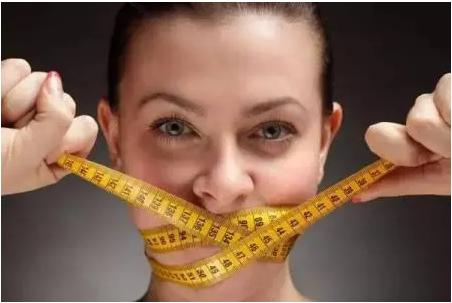 80斤女孩减肥长期不吃主食住进ICU，这3大减肥误区没让你瘦还遭罪！