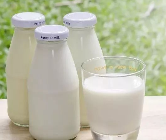 坚持喝牛奶的人，3大好处会慢慢靠近，健脾养胃还补钙？