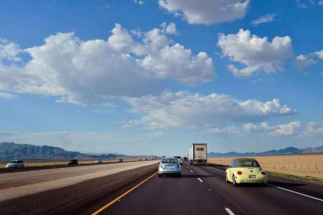 你是否发现现在很少有人去买车了？简析为什么人们都不想再买车了？