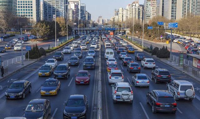 你是否发现现在很少有人去买车了？简析为什么人们都不想再买车了？