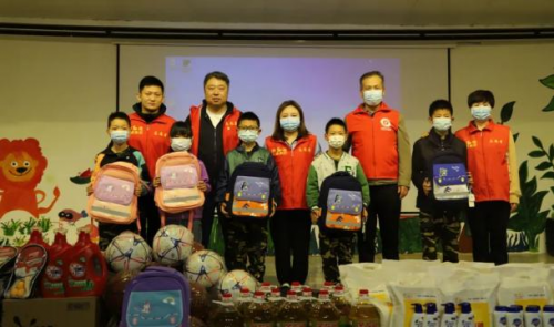 陕建一建集团走进陕西回归儿童救助中心献爱心