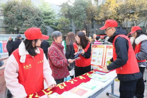 陕建一建集团第七公司志愿者爱心服务进社区温暖人心!