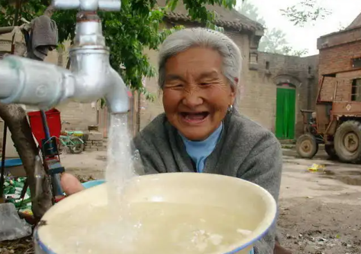 2.8亿农村群众饮水安全问题解决 农村群众饮水安全健身取得长足进步