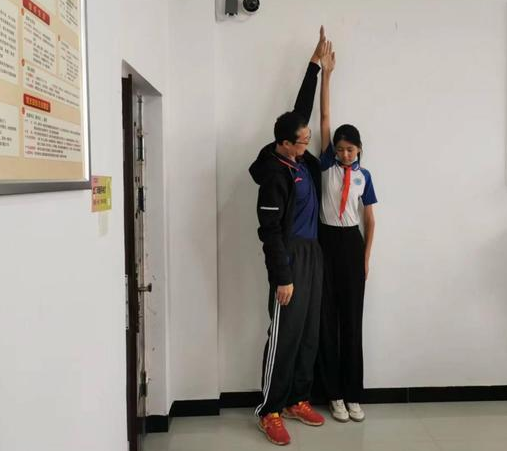 小学生1.9米被体育局选中 小学生1.9米同姐姐一起进入体育专业