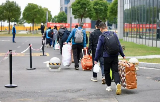 首批新员工抵达郑州富士康 新员工在职满30天额外享有稳岗津贴