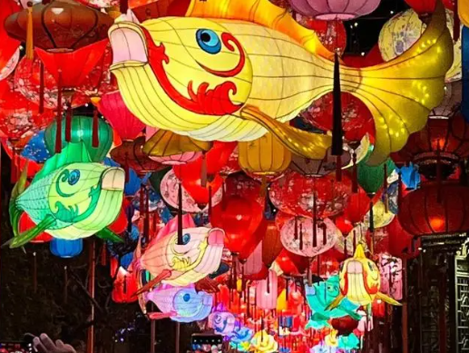 南京秦淮灯会把新春氛围拉满格 还原上元灯彩图的繁华盛境