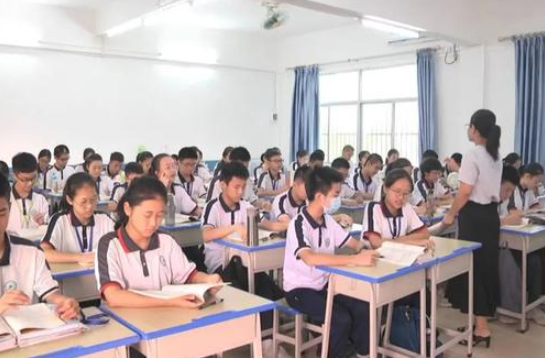 【多地发布学位预警】广州多所公办中小学2023年学位供给紧张