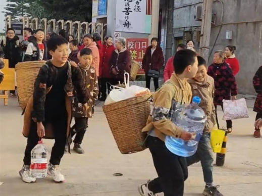 【小学生背着“锅碗瓢盆”去春游】家长表示很支持这样的活动