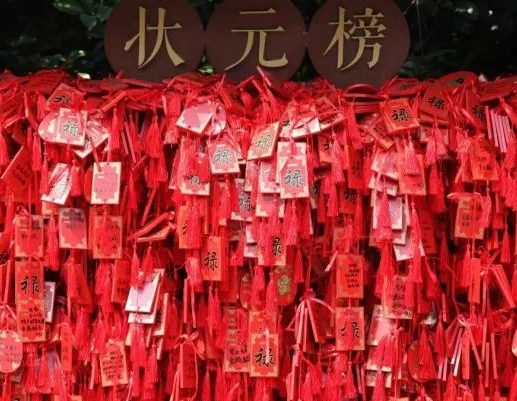 南京夫子庙挤满为高考祈福的人 这里是高考考生的“朝圣之地”