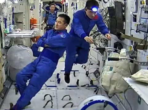 神十三航天员体验太空针灸；中医药持续为航天员健康护航！