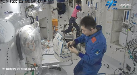 神十三航天员体验太空针灸；中医药持续为航天员健康护航！