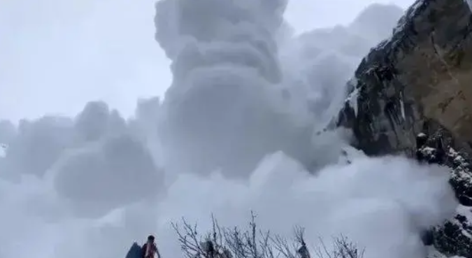 云南一景区发生雪崩游客边跑边拍，雪崩时积雪如巨云般弥漫开来！