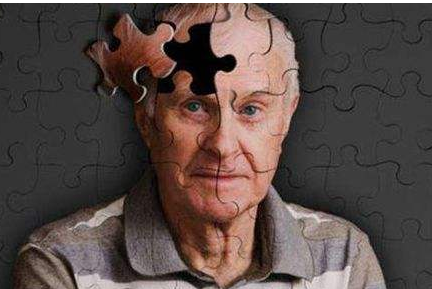 老人患阿尔茨海默症时有哪些表现？家有老人需留心观察做好预防