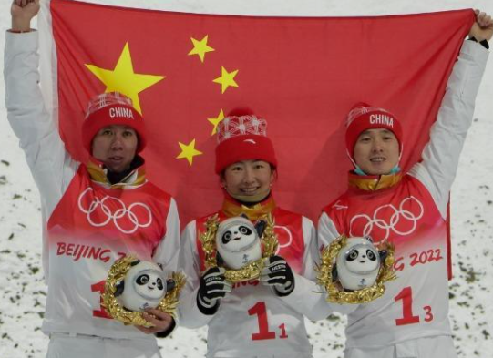 美国队逆转中国队自由式滑雪混合团体摘银 中国队自由式滑雪混合团体摘银