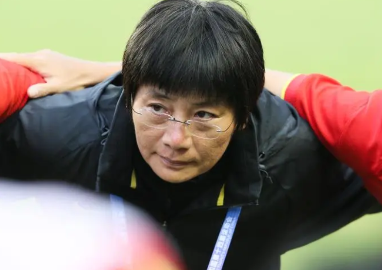 女足0比2落后时主教练说的话，水庆霞谈到批评女足姑娘时哭了