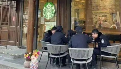 星巴克被送白花扔鸡蛋,为何会被这样对待? 星巴克被送白花扔鸡蛋,为何会被这样对待?