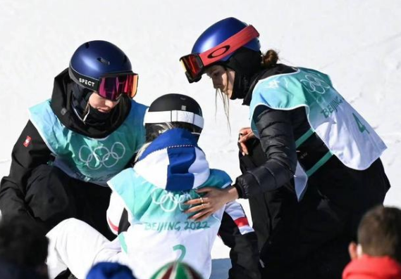 冬奥会的赛场上运动健儿告诉你什么是团结!用行动告诉大家什么是奥林匹克精神! 冬奥会的赛场上运动健儿告诉你什么是团结!用行动告诉大家什么是奥林匹克精神!