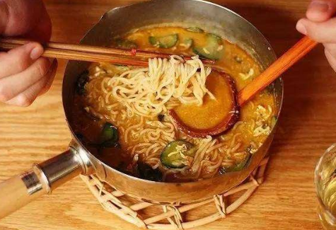 为何大家都觉得泡面是很不健康的食物?泡面究竟健不健康? 为何大家都觉得泡面是很不健康的食物?泡面究竟健不健康?