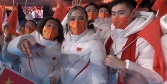 谷爱凌苏翊鸣同框像在蹦迪,高亭宇扛着徐梦桃入场