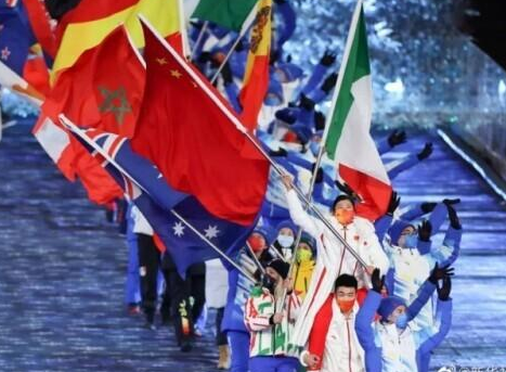 谷爱凌苏翊鸣同框像在蹦迪,高亭宇扛着徐梦桃入场