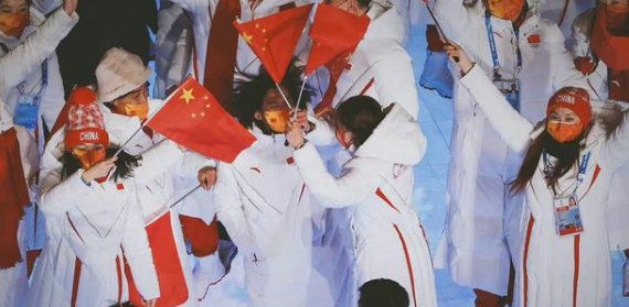 谷爱凌苏翊鸣同框像在蹦迪,高亭宇扛着徐梦桃入场