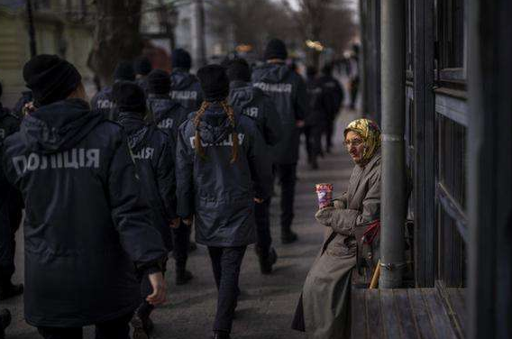 乌克兰多地报告现抢劫案件(市长警告称可当场射杀)乌克兰加强武装力量