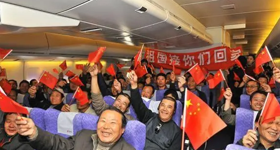中使馆人员基辅火车站为同胞送行,中国驻乌大使馆:撤侨可带外籍配偶
