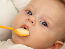 婴儿第一次吃辅食什么时间最合适?第一次吃辅食婴儿会有不适吗?